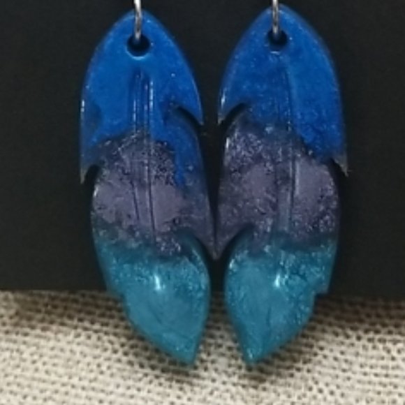 Resin Feather Earrings, Blue Tons 💙 - Picture 6 of 8